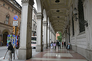 Bologna: Portici di via Farini, Via Luigi Carlo Farini, 25.5.2024 Bologna