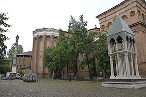 Bologna: Piazza San Domenico, Basilica di San Domenico, Arca di Rolandino de' Passeggeri, 25.5.2024 Bologna
