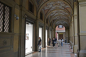 Bologna: Portici di via Farini, Piazza Cavour, 25.5.2024 Bologna
