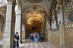 Bologna: Palazzo dell'Archiginnasio, Portico del Pavaglione, 25.5.2024 Bologna