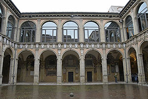 Bologna: Palazzo dell'Archiginnasio, Portico del Pavaglione, 25.5.2024 Bologna