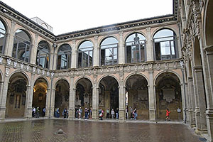Bologna: Palazzo dell'Archiginnasio, Portico del Pavaglione, 25.5.2024 Bologna