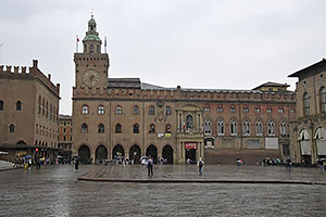 Bologna: Piazza Maggiore, Palazzo D' Accursio comunale, 25.5.2024 Bologna