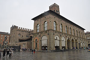 Bologna: Piazza Maggiore, Palazzo del Podestà, 25.5.2024 Bologna