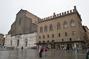 Bologna: Piazza Maggiore, Basilica di San Petronio, Palazzo dei Notai, 25.5.2024 Bologna