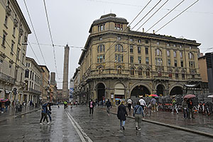 Bologna: Via Francesco Rizzoli, Piazza Re Enzo, Torre degli Asinelli, 25.5.2024 Bologna