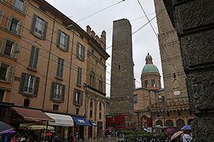 Bologna: Torre della Garisenda, Chiesa dei Santi Bartolomeo e Gaetano, 25.5.2024 Bologna