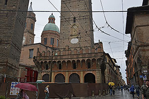 Bologna: Torre degli Asinelli, Chiesa dei Santi Bartolomeo e Gaetano, 25.5.2024 Bologna