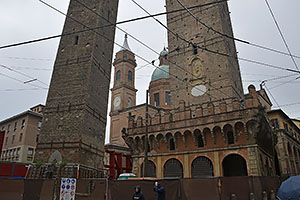 Bologna: Torre della Garisenda, Torre degli Asinelli, Chiesa dei Santi Bartolomeo e Gaetano, 25.5.2024 Bologna
