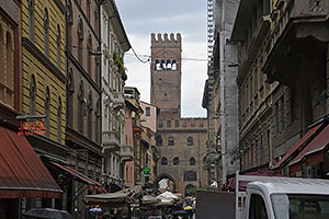 Bologna: Via degli Orefici, Torre dell'Arengo, 25.5.2024 Bologna