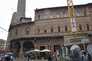Bologna: Piazza della Mercanzia, 25.5.2024 Bologna