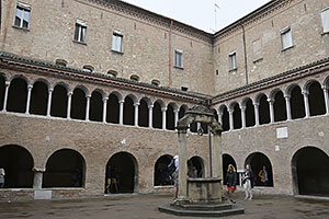 Bologna: Basilica Santuario Santo Stefano, Chiostro, 25.5.2024 Bologna