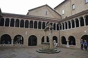 Bologna: Basilica Santuario Santo Stefano, Chiostro, 25.5.2024 Bologna