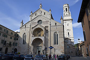 Verona: Piazza Duomo, Duomo di Verona, Cattedrale di Santa Maria Assunta, románska katedrála z 12. storočia, 19.5.2024 Verona