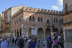 Verona: Piazza Erbe, Domus Mercatorum, 19.5.2024 Verona