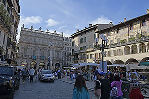 Verona: Piazza Erbe, Palazzo Maffei, 19.5.2024 Verona