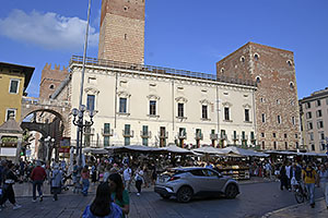 Verona: Piazza Erbe, Palazzo della Ragione, 19.5.2024 Verona