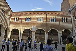 Verona: Cortile del Mercato Vecchio, Palazzo della Ragione, 19.5.2024 Verona