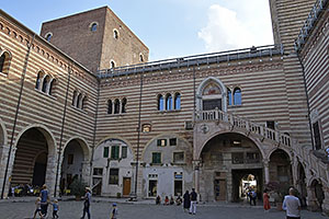 Verona: Cortile del Mercato Vecchio, Palazzo della Ragione, 19.5.2024 Verona