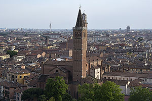 Verona: výhľad z Castel San Pietro na Basilica di Santa Anastasia, 19.5.2024 Verona
