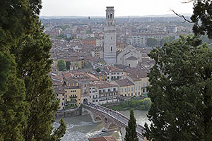 Verona: výhľad z Castel San Pietro na Duomo di Verona, 19.5.2024 Verona