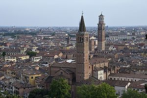 Verona: výhľad z Castel San Pietro na Basilica di Santa Anastasia a Torre dei Lamberti, 19.5.2024 Verona