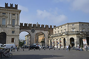 Verona: Piazza Bra, Portoni della Bra, 20.5.2024 Verona