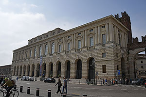 Verona: Piazza Bra, Gran Guardia, 20.5.2024 Verona