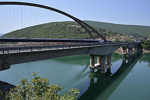 Albánsko: Kukës, Ura e Drinit, vpredu pôvodný most, v pozadí rozostavaný diaľničný most cez rieku Drin (Drini i Zi), 16.7.2024 Albansko