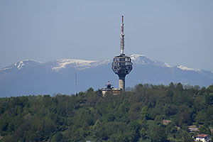 Sarajevo: Predajnik Hum, v pozadí Vranica Planina, 28.4.2024 Sarajevo
